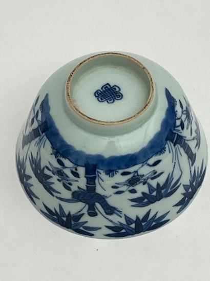 Paire de coupes couvertes en porcelaine blanc...