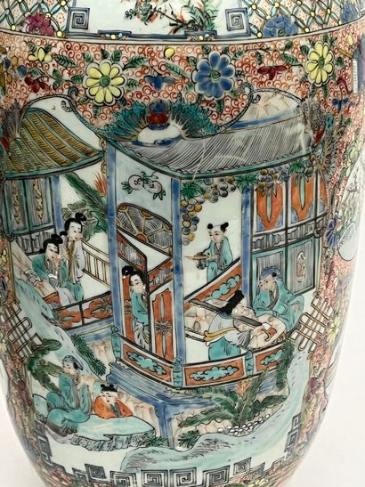 Paire de vases en porcelaine polychrome et...