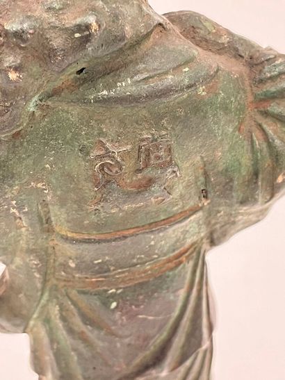 Statuette en bronze patine verte figurant...