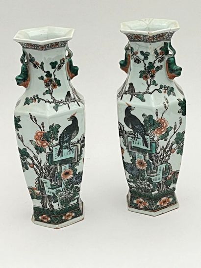 Paire de vases à panses hexagonales en porcelaine...