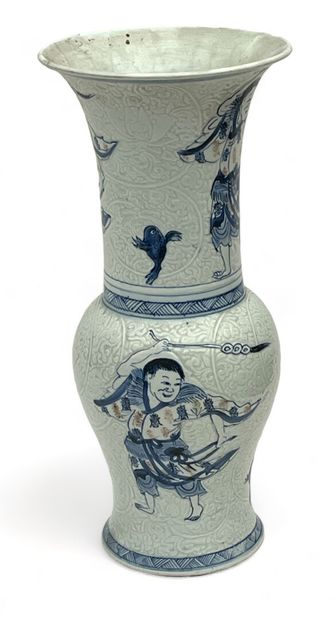 Vase cornet en porcelaine à décor de Liu...