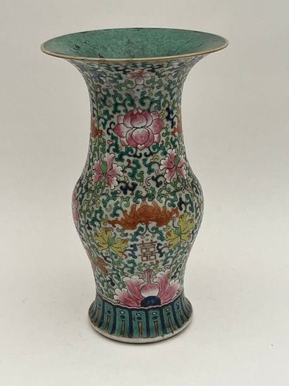 Vase en porcelaine et émaux à décor de motifs...