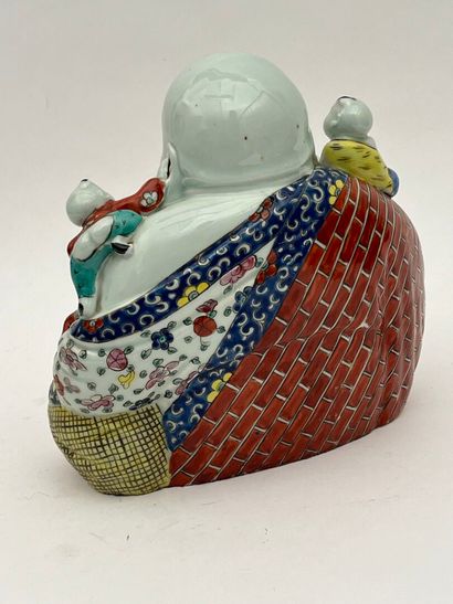 Groupe en porcelaine et émaux de la famille...