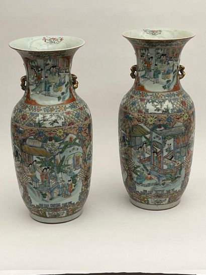 Paire de vases en porcelaine polychrome et...