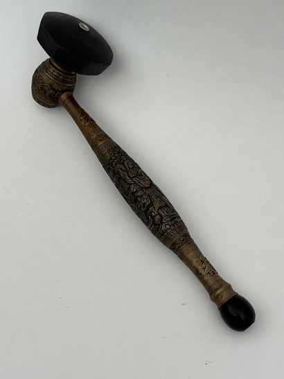 Pipe à opium en bronze à décor de dignitaires...