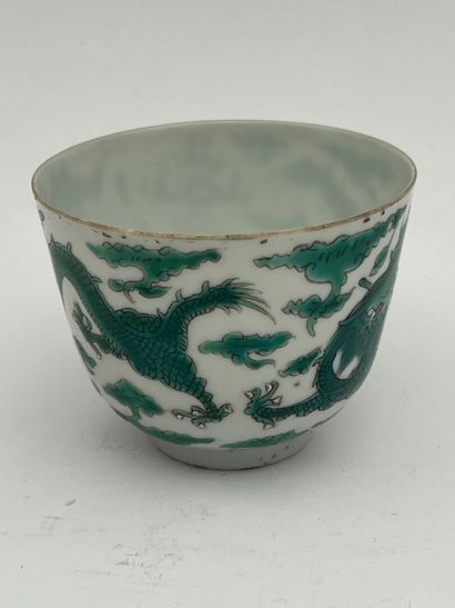 Petite coupe en porcelaine à décor de dragon...