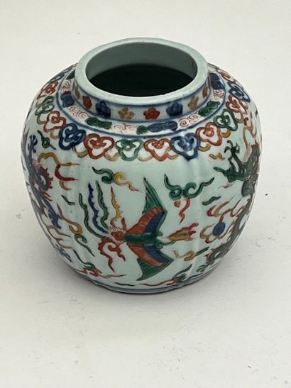 Petit pot de forme globulaire à panse côtelée,...