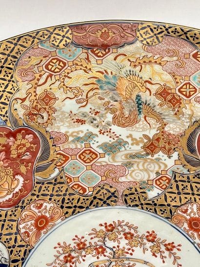 Important plat en porcelaine polychrome Imari,...