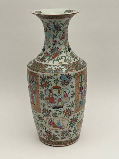 Vase balustre en porcelaine de Canton à décor...