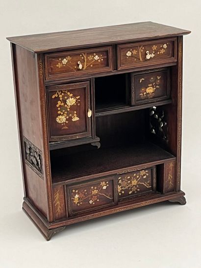 Cabinet de maîtrise en marqueterie de bois...