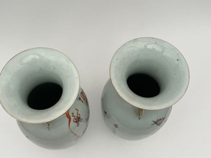 Paire de vases en porcelaine polychrome à...