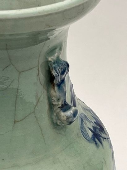Vase en faïence craquelée à décor floral...