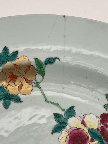 Plat en porcelaine et émaux polychromes à...