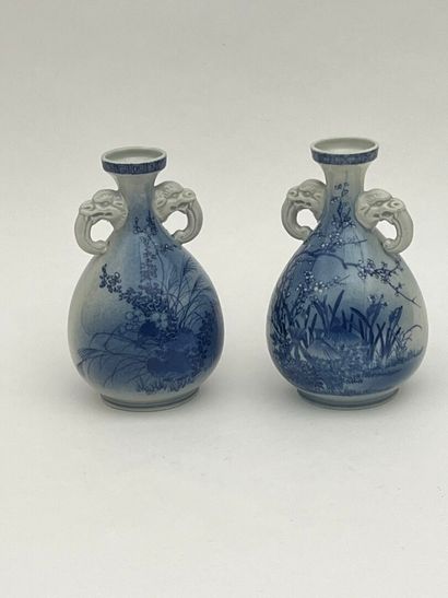 Paire de vases en porcelaine à décor de paysages...