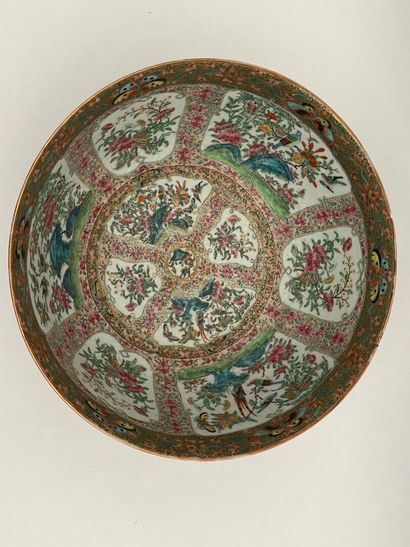 Grande coupe en porcelaine et émaux polychrome...