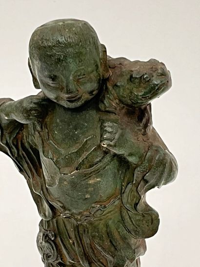 Statuette en bronze patine verte figurant...