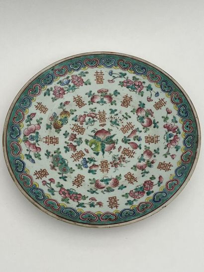 Plat en porcelaine et émaux polychromes à...