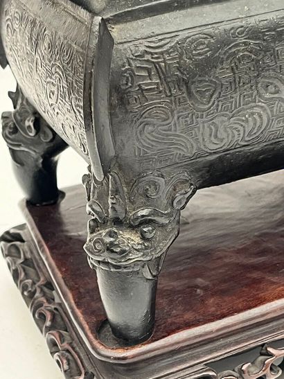 Fang ding en bronze reposant sur quatre pieds...