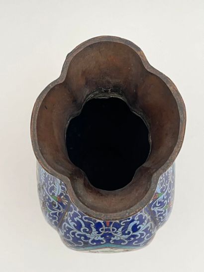 Vase polylobé en métal cloisonné, décor stylisé...