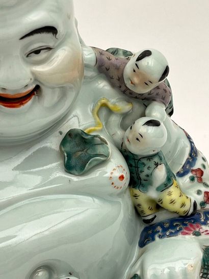 Groupe en porcelaine et émaux de la famille...