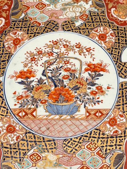Important plat en porcelaine polychrome Imari,...