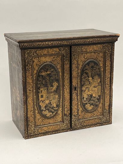 Cabinet en laque de Canton en carton bouilli...