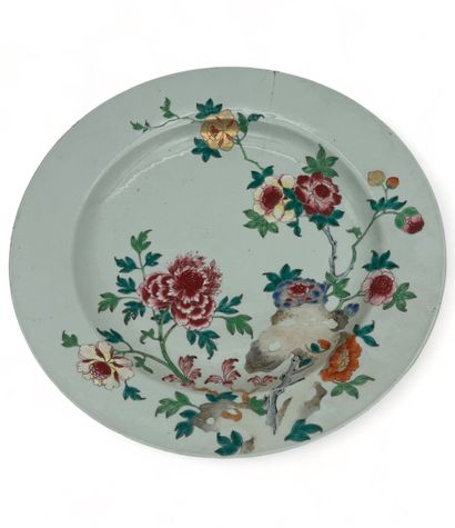 Plat en porcelaine et émaux polychromes à...