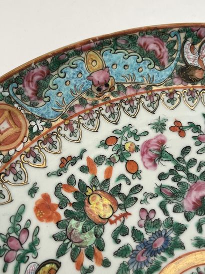 Deux plats en porcelaine et émaux polychromes...