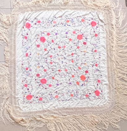 Broderie sur soie blanche à décor floral...