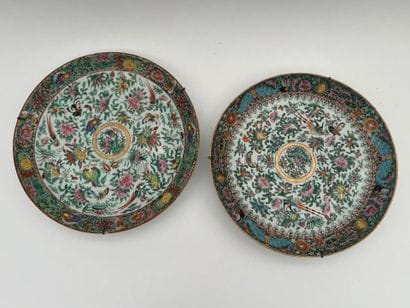 Deux plats en porcelaine et émaux polychromes...