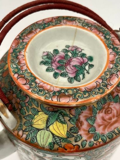 Service à thé en porcelaine et émaux de Canton.
Il...