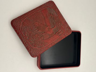 Boîte couverte en laque rouge, à décor d'un...