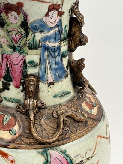 Vase en porcelaine polychrome de Nankin à...
