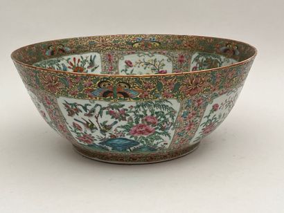 Grande coupe en porcelaine et émaux polychrome...