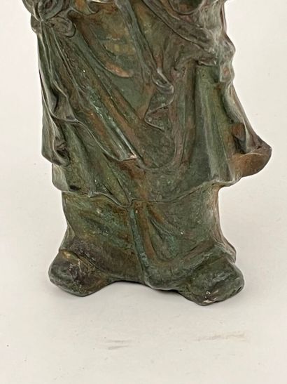 Statuette en bronze patine verte figurant...