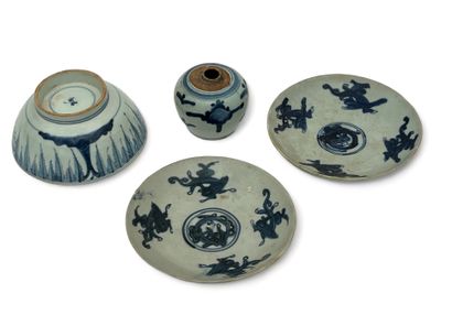 Ensemble de quatre porcelaines blanc-bleu...