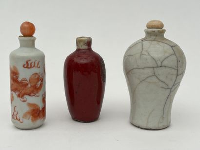 Trois flacons tabatières en porcelaine (décor...