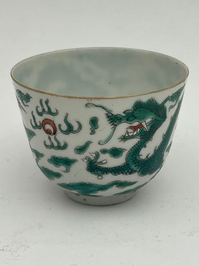Petite coupe en porcelaine à décor de dragon...