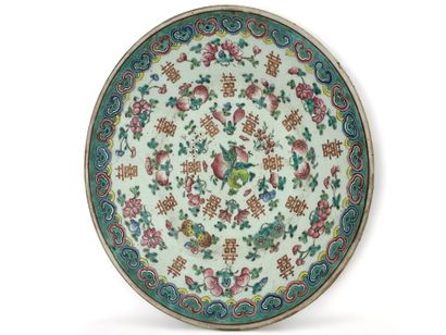 Plat en porcelaine et émaux polychromes à...