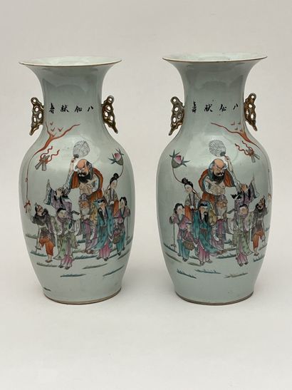 Paire de vases en porcelaine polychrome à...