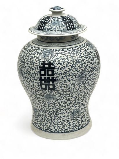 Potiche couverte en porcelaine blanc- bleu
Chine,...