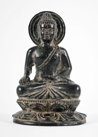 Bouddha bronze patine brune faisant la prise...