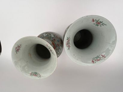 Paire de vases en porcelaine polychrome et...