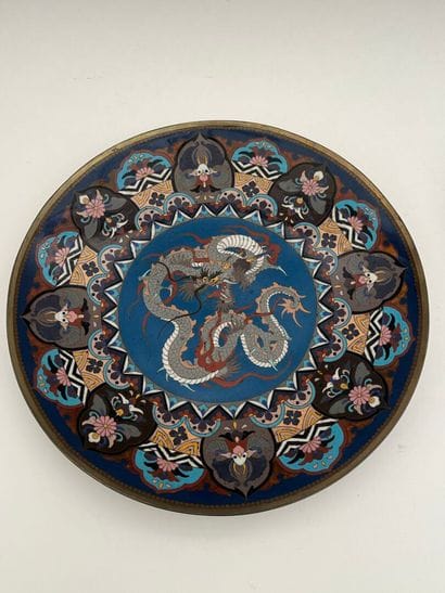 Paire de plats en cuivre et émaux cloisonnés...