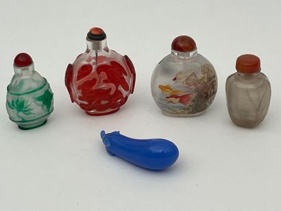 Ensemble de cinq flacons tabatières en verre...