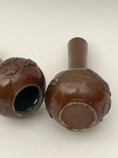 Paire de vases soliflore en bronze à décor...