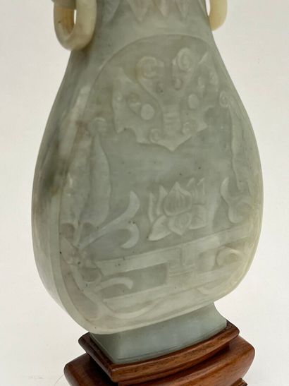 Vase hu couvert en jade céladon sculpté de...
