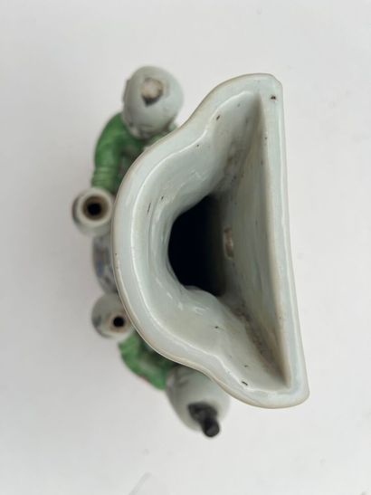 Vase d'applique en porcelaine et émaux de...