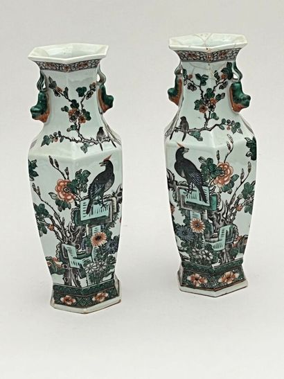 Paire de vases à panses hexagonales en porcelaine...