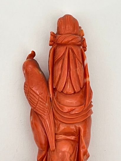 Statuette en corail rouge-orangé représentant...